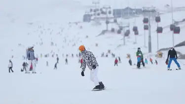 Kar yağışı kayak merkezlerini doldurdu