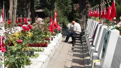 Şehit babaları, çocuklarına koştu