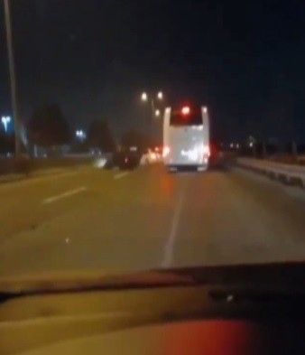 Kazayı izlemek için yavaşlayan otomobile otobüs çarptı