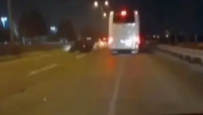 Kazayı izlemek için yavaşlayan otomobile otobüs çarptı