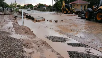 Kayseri'yi sağanak vurdu: Dere taştı, evleri su bastı