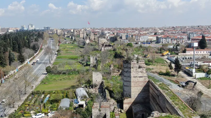 Fatih'te çöken tarihi surlar havadan görüntülendi 3