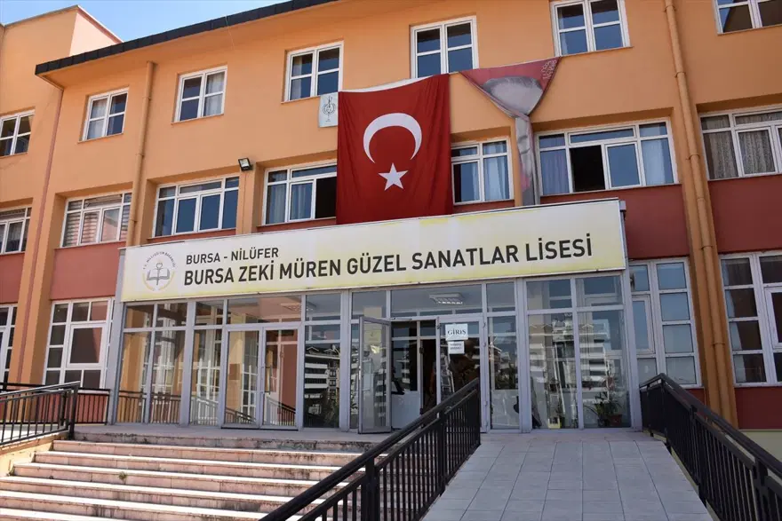 Zeki Müren'in sahne kıyafetleri memleketinde korunuyor 13