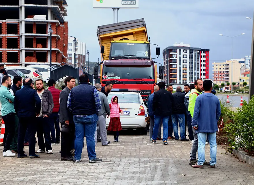 Kamyon taşıyan TIR üst geçide çarptı 3
