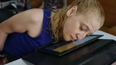 Ellerini ve ayaklarını kullanamayan serebral palsi hastası burnuyla kitap yazdı