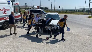 Hasta taşıyan ambulansla otomobil çarpıştı: 5 kişi yaralandı