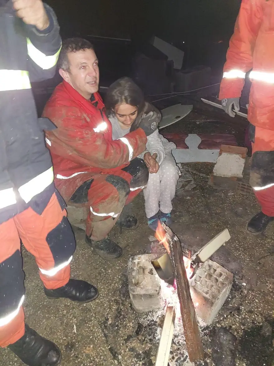 Şevval enkazdan 22 saat sonra çıkarıldı, ekiplere sarılıp ağladı 4