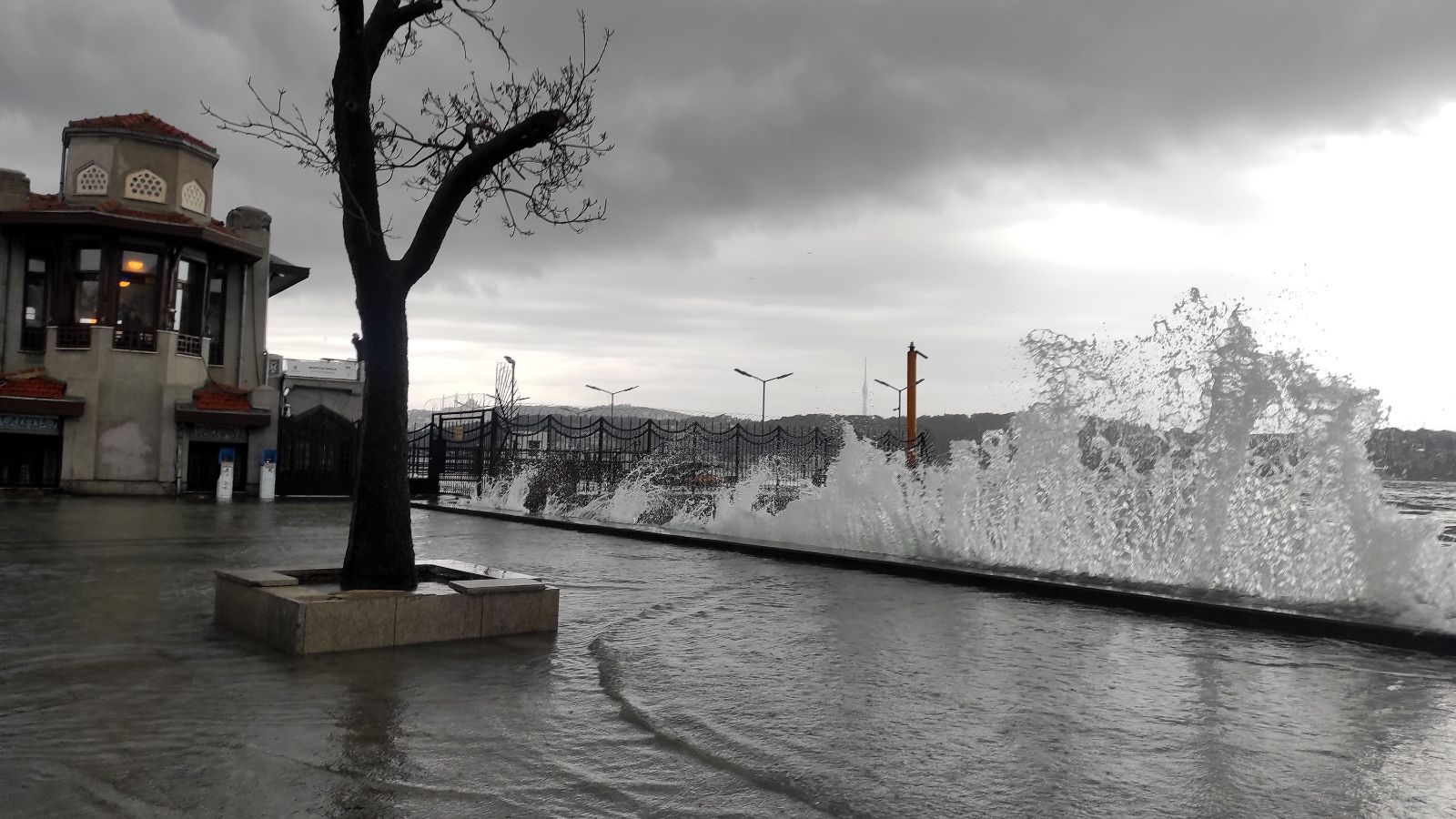 İstanbul'da fırtına: 1 can kaybı