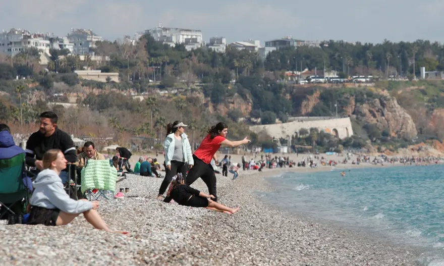 Hava sıcaklıkları arttı: Güneşli havayı fırsat bilen sahile akın etti 2