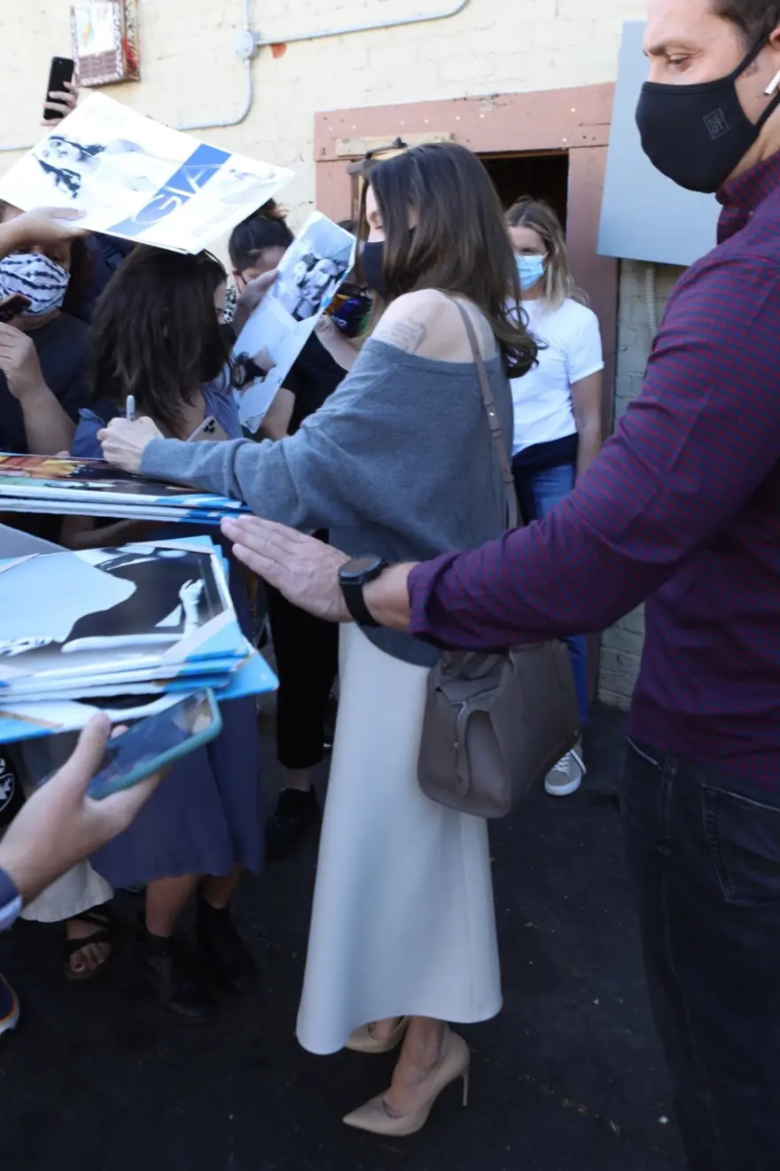 Angelina Jolie kitabını imzaladı 5 Angelina Jolie kitabını imzaladı 5