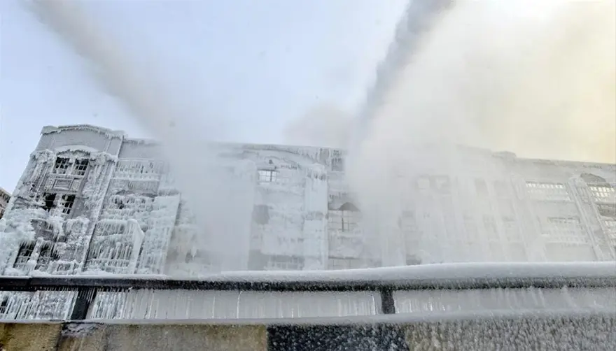 İtfaiyenin buzla mücadelesi 50