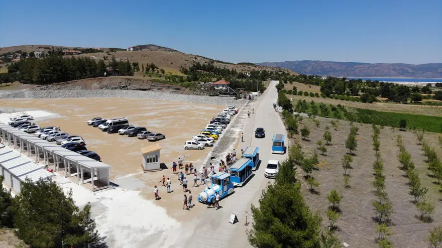Yasağa rağmen Salda Gölü kıyısında nargile içip, çamur banyosu yaptılar 1