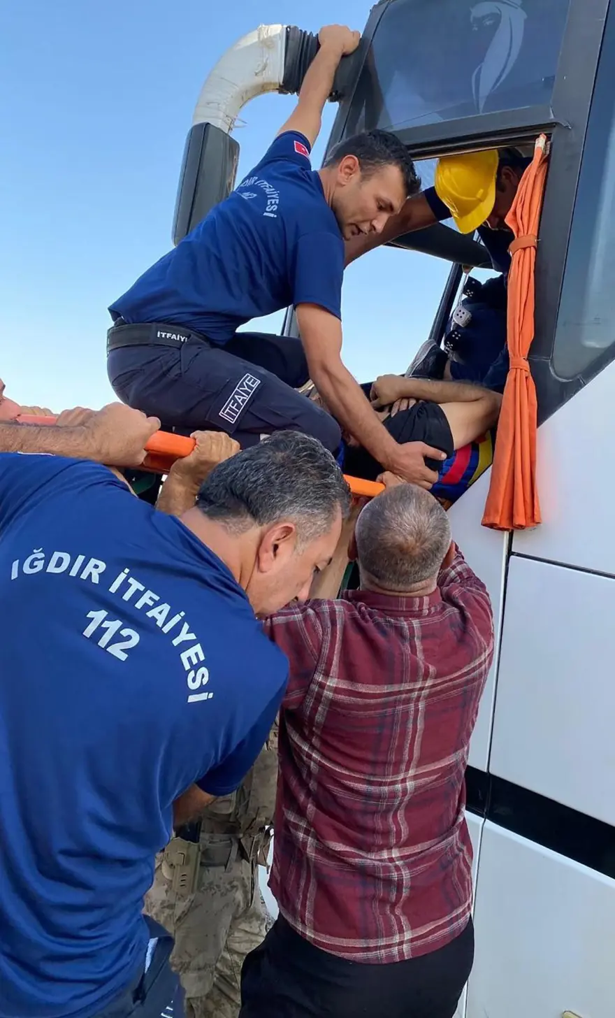 Gürcistan plakalı otobüs şarampole devrildi: 2 yaralı 1