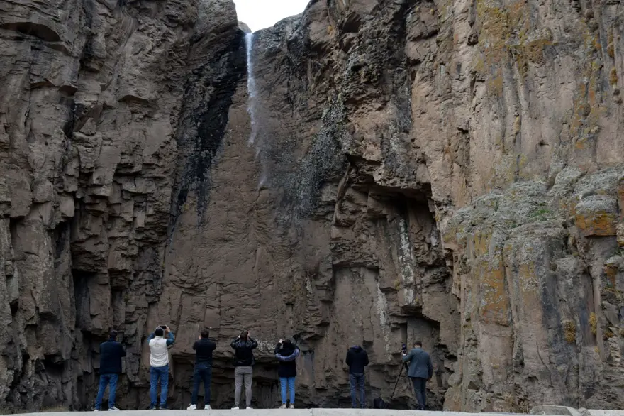 Her yıl sadece 1 ay akıyor: Doğa harikası şelaleye yoğun ilgi 1