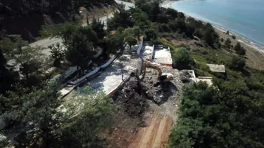 Salda Gölü kenarındaki kaçak tesis yıkıldı