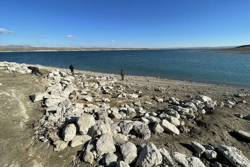 Keban Baraj Gölü'nde suyun çekilmesiyle tarihi höyükler de gün yüzüne çıktı 11