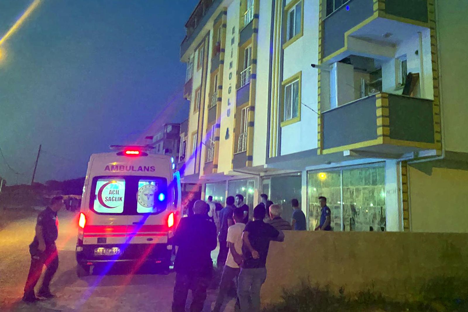 Evli çift birbirini bıçakladı