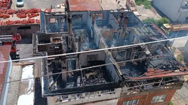 Alevler daireyi sardı, çatı katı küle döndü