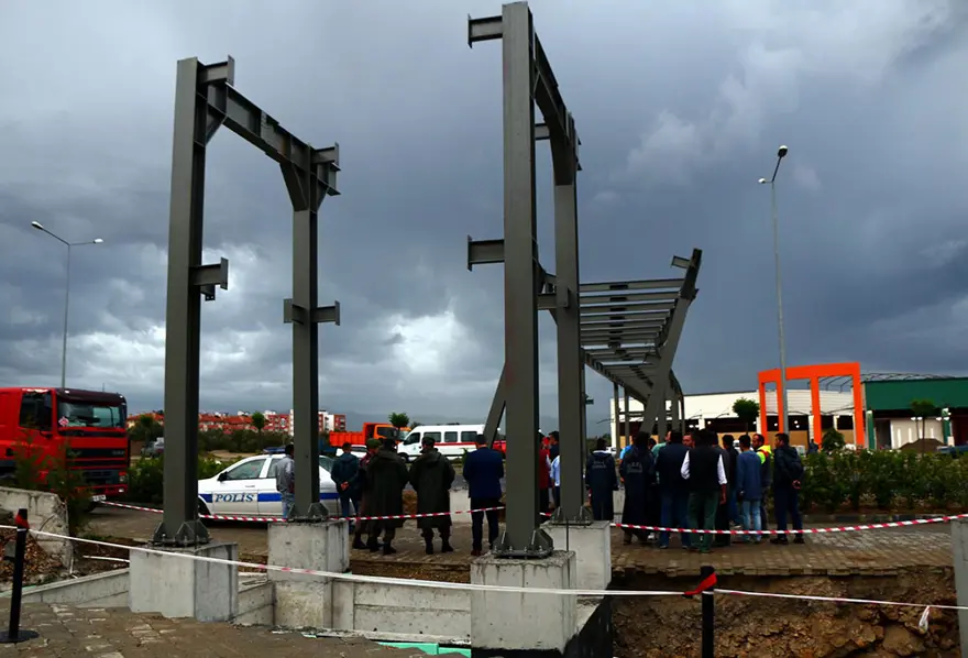 Kamyon taşıyan TIR üst geçide çarptı 4