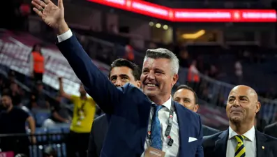 "Ben değil Ali Bey" kupayı kaldırsın demişti: Sadettin Saran finalde takımını yalnız bırakmadı