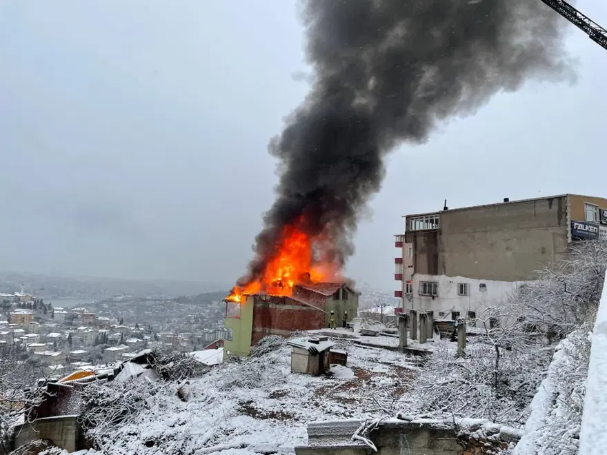 Üsküdar'da 3 katlı binanın çatısı alev alev yandı 1 Üsküdar'da 3 katlı binanın çatısı alev alev yandı 1