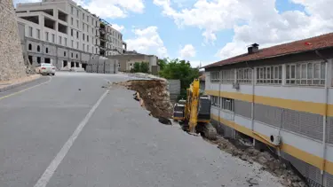 Mardin'de çöken yolda onarım çalışması