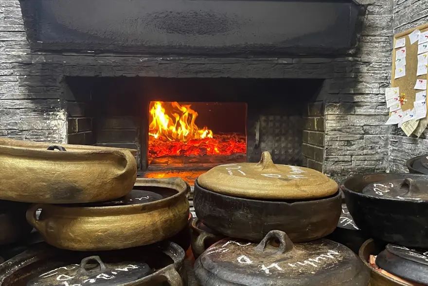 Erkeç etinin fırında 6 saatte lokuma dönüştüğü lezzet: Tavşanlı güveci 