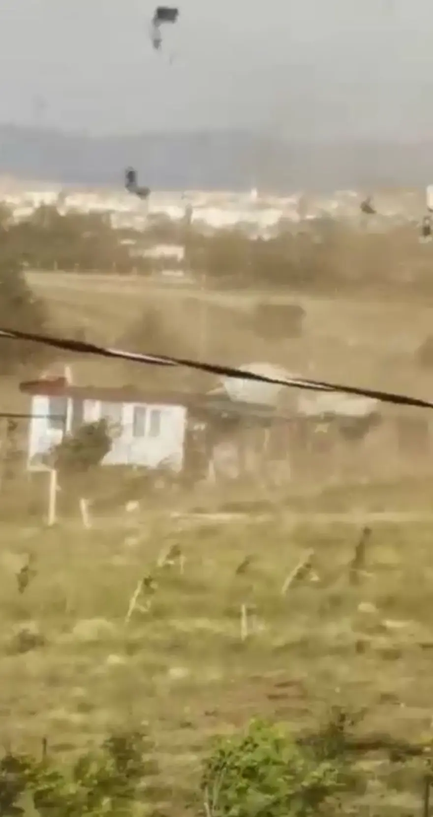 Burdur'da hortum: Bir kişi havaya savruldu 1