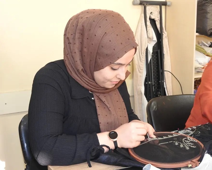 "İĞNE OYASI, TEL KIRMA, DİKİŞ VE NAKIŞ ÖĞRENİYORUM" 3