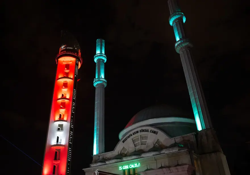 Birinci Meclis Binası ve Atatürk Cumhuriyet Kulesi Türk bayrağı renklerine büründü 12