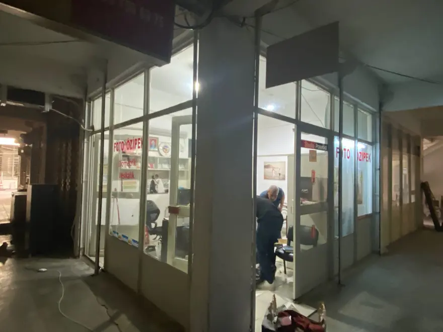 Sabah işyerine gelen fotoğrafçıya hırsız şoku 3 Sabah işyerine gelen fotoğrafçıya hırsız şoku 3