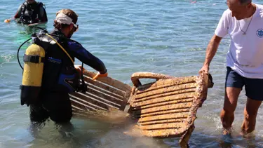 Antalya'da denizin dibinden şezlong çıktı
