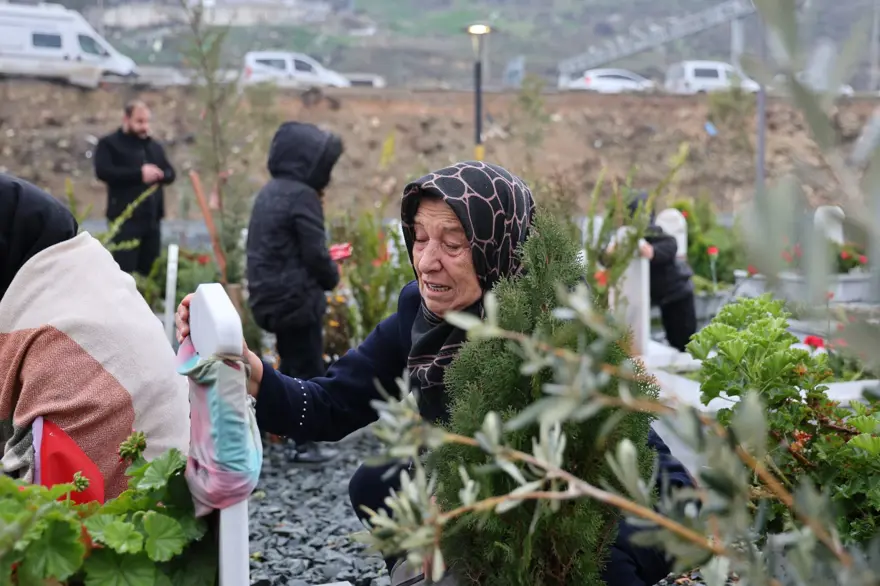 Depremde gelini ve 3 torununu kaybetti: "1 yıllık bina 3 saniyede çöker mi?" 1