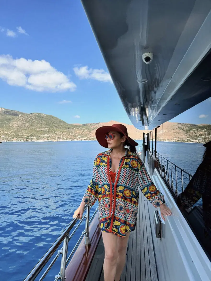Deniz Seki'den tatil pozları: Acaba yeni şarkı mı yazdım? 1 Deniz Seki'den tatil pozları: Acaba yeni şarkı mı yazdım? 1