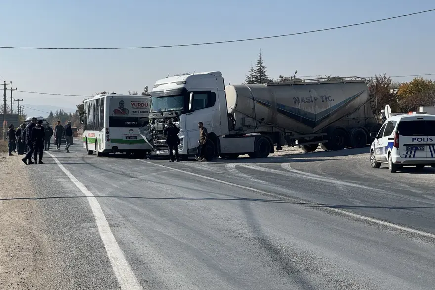 Halk otobüsü ile TIR çarpıştı: 6 yaralı 1