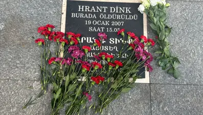 Sebat Apartmanı önüne Hrant Dink için karanfil bıraktılar