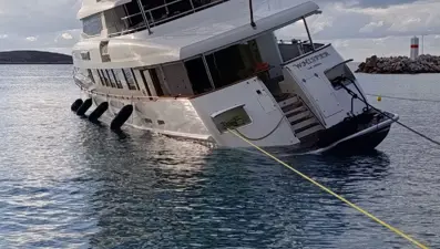 Datça'da kayalığa çarpan motor yat hasar aldı