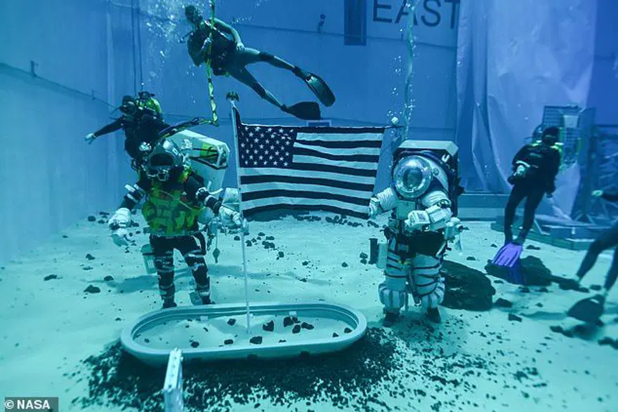NASA Ay'da kullanılacak astronot kıyafetlerini test etmeye başladı 
