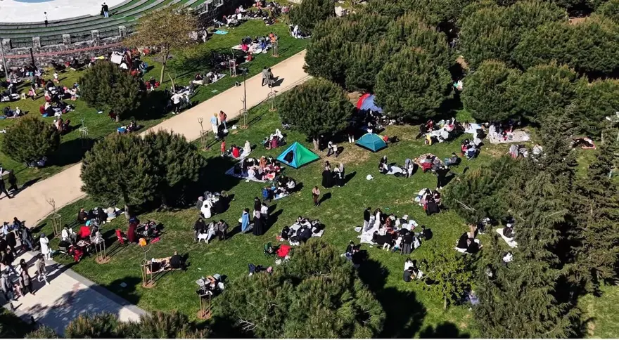Depremin ardından park ve bahçeler doldu 10