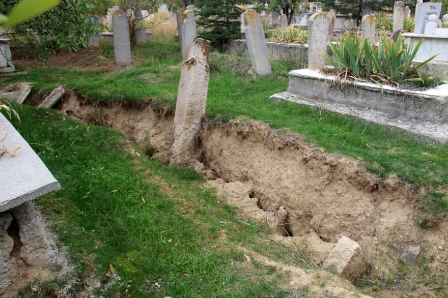 Fay hattı boyunca oluştu, derinliği 6 metreyi buluyor 1