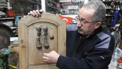 45 yıldır baba mesleğini yapıyor: Eşyalar yeniden hayat buluyor
