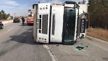 Yağ yüklü kamyon devrildi: 1 yaralı