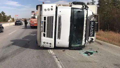 Yağ yüklü kamyon devrildi: 1 yaralı