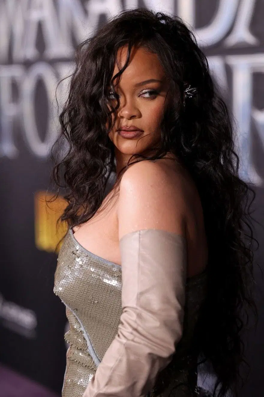 Rihanna yeni şarkısıyla Billboard zirvesini zorluyor Rihanna yeni şarkısıyla Billboard zirvesini zorluyor