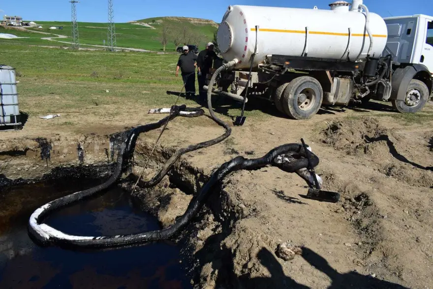 Batman’da boru hattından sızan petrol dereye karıştı 2