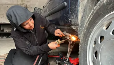 40 yıllık eşinin dağ gibi arkasında durdu: Sanayinin tek kadın çırağı