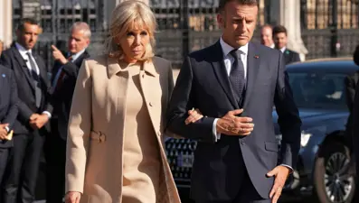 Brigitte Macron, kadın olduğunu kanıtlamak için bilimsel kanıt sunacak