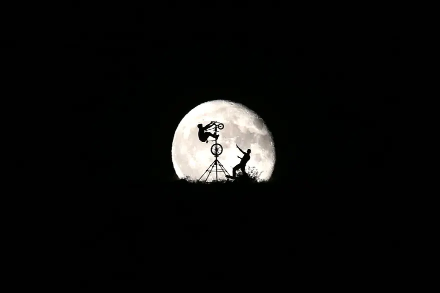 Dolunayda jimnastik gösterisi 3