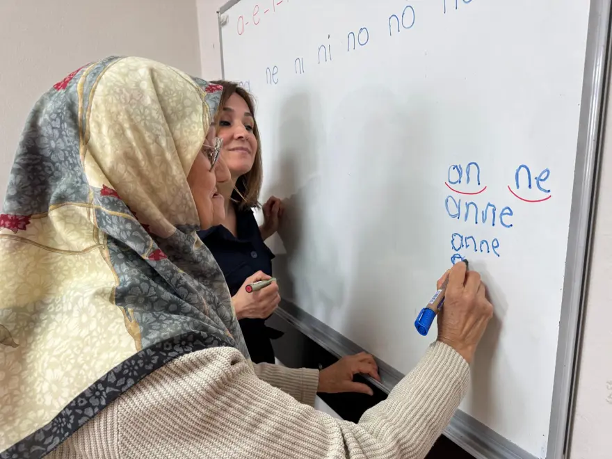 Çocukken ailesi okutmadı: Ayşe Teyze 65 yaşında okuma yazma öğreniyor 