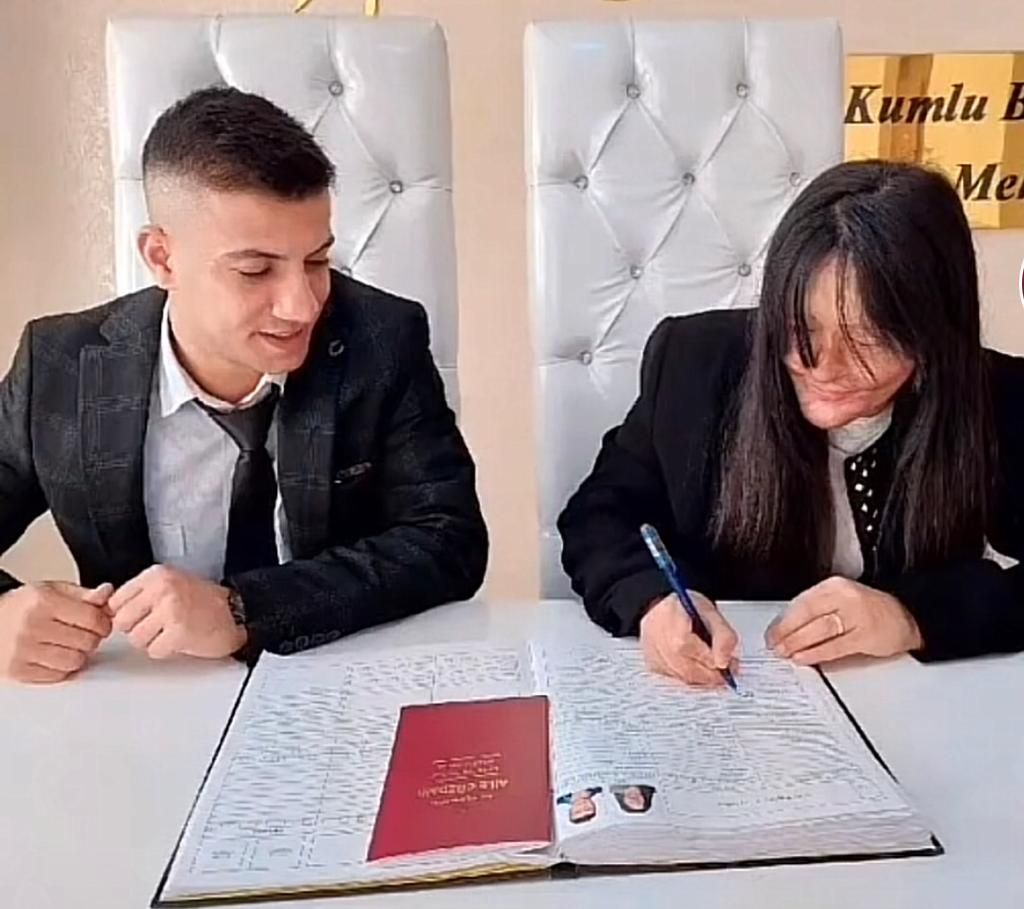 Berfin Özek, yüzüne kezzap atan eski sevgilisiyle evlendi